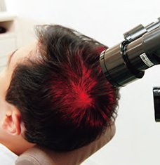 頭皮に赤い光を照射して頭皮の状態を良くしている　ヘアリプロの施術画像